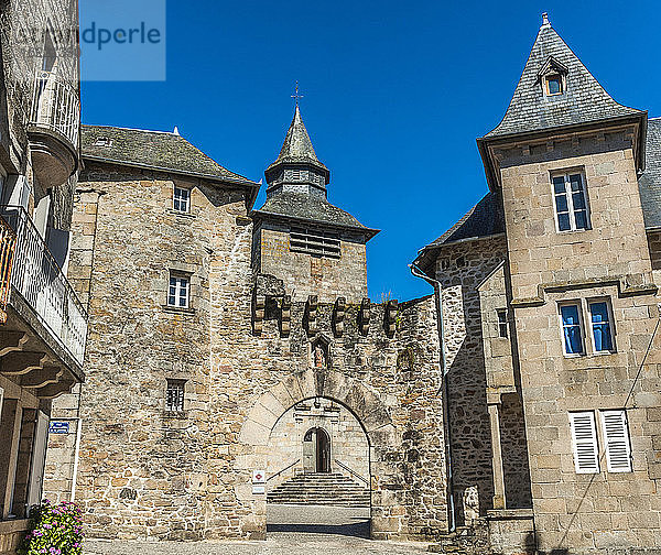 Frankreich  Limousin  Coreze  Dorf Correze  Tür Margot und Glockenturm der Kirche Saint-Martial (12.-15. Jahrhundert  Historisches Denkmal)