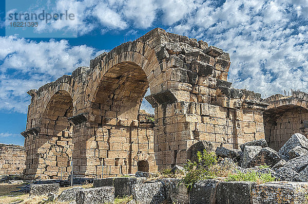 Türkei  archäologische Stätte Hierapolis bei Pamukkale  Bäder vor dem Nordtor (Basilikabad  3. Jahrhundert) (UNESCO-Welterbe)