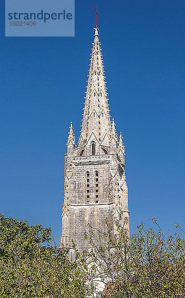 Frankreich  Charente Maritime  Moeze  Schöner Turm der Kirche Saint-Pierre