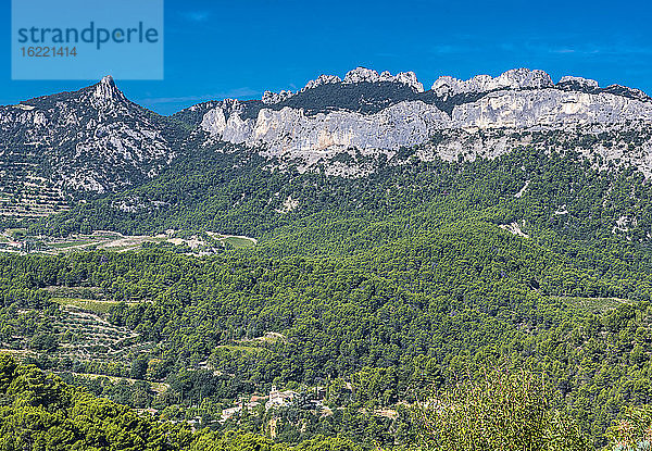Frankreich  Provence  Vaucluse  Dentelles de Montmirail  Lafare von la Roque Alric aus gesehen