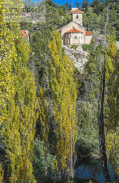 Spanien  Autonome Gemeinschaft Kastilien-La Mancha  Provinz Cuenca  Nationalpark Serrania de Cuenca  Kirche von Villallba de la Sierra oberhalb des Flusses Jucar