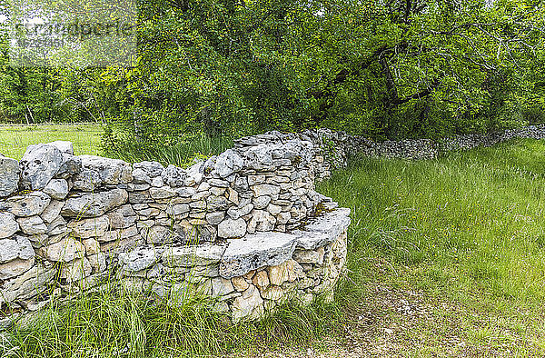 Frankreich  Lot  Regionaler Naturpark Causses von Quercy  Sensibler Naturraum von Brauhnie  kleine Steinmauer in einem Schafspark mit einer Bank