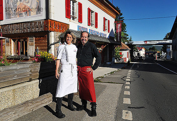 Schweiz  Waadt  Dorf La Cure  Alexandre und Berenice  Geschwister  Erben und Köchin des Hotels Arbez  das genau auf der Grenze zwischen der französischen Stadt Les Rousses und der Schweizer Stadt Saint-Cergues liegt.
