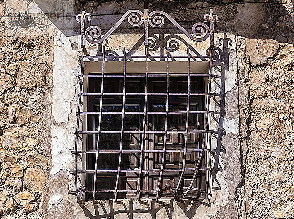 Spanien  Autonome Gemeinschaft Aragonien  Provinz Teruel  Dorf Albarracin (Schönstes Dorf Spaniens)  vergittertes Fenster