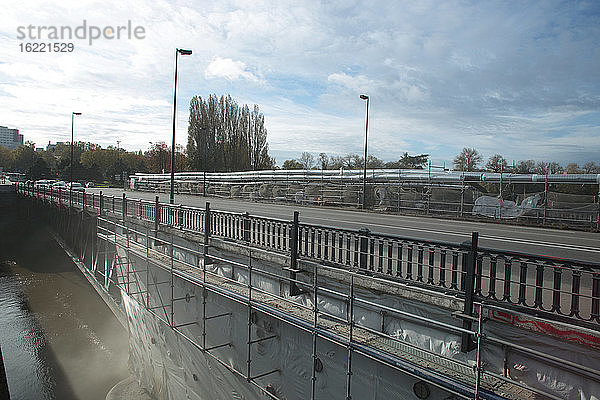 Frankreich  Nantes  44  Wartungsarbeiten an der Pirmil-Brücke.