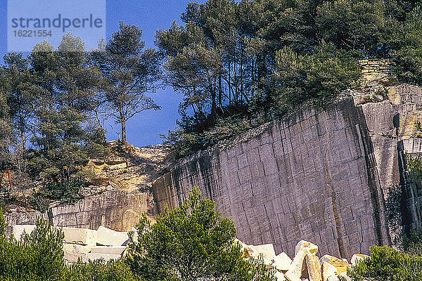 Frankreich  Provence  Vaucluse  Petit Luberon  ehemaliger Steinbruch in Oppede