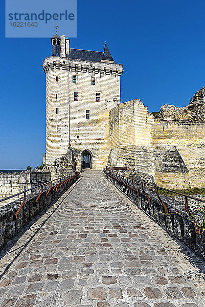 Frankreich  Zentral-Val de Loire  Indre-et-Loire  Königliche Festung von Chinon  Graben und Uhrenturm (14. Jahrhundert)