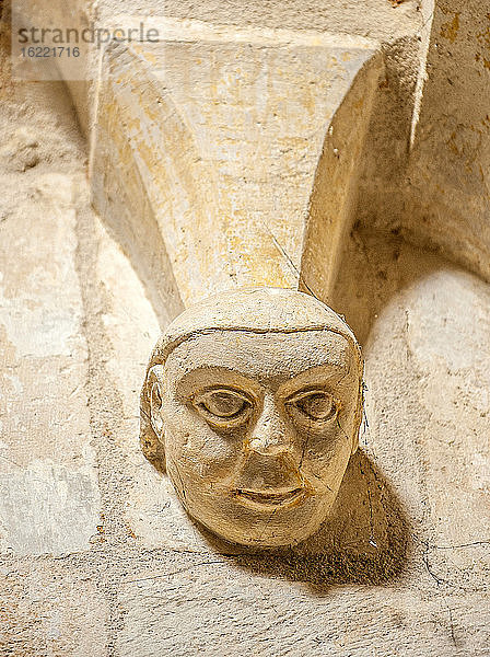 Frankreich  Charente Maritime  Saintes  Kirche Saint-Pallais  geschnitzter Kragstein  der den Kopf eines Mannes darstellt