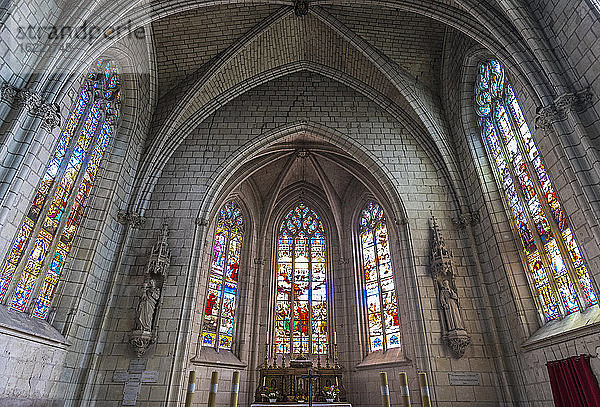 Frankreich  Zentral-Val de Loire  Indre-et-Loire  Chinon  Kirche St Maurice (15. Jahrhundert)  Glasmalerei von Lucien-Leopold Lobin (19. Jahrhundert)