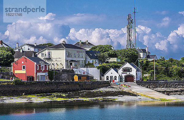 Europa  Republik Irland  Grafschaft Galway  Aran-Inseln  Insel Inishmore  der Hafen von Cill Ronain