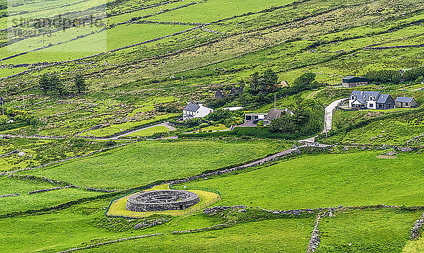 Republik Irland  Grafschaft Kerry  Iveragh Paninsula  Ring of Kerry  Staigue Ringfort vom Coomakista Pass aus gesehen