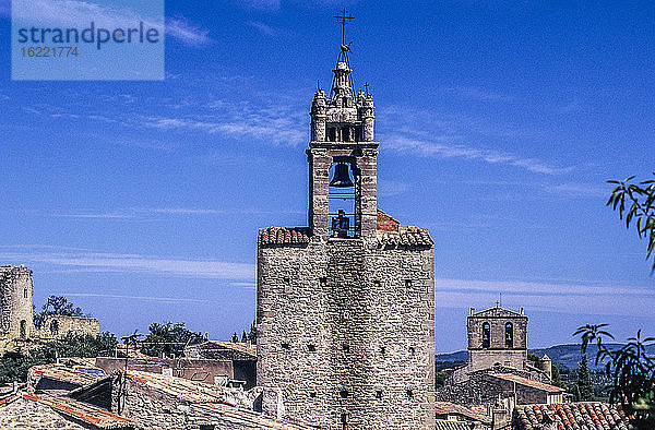 Frankreich  Provence  Vaucluse  Sud-Luberon  Cucuron  Dächer der Häuser des Dorfes und der Turm von Sus Pous  der Kirchturm des Glockenturms und die Kirche Notre-Dame von Beaulieu