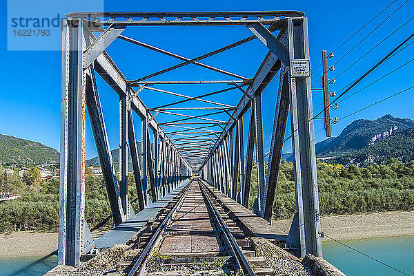 Spanien  Aragonien  Eisenbahnbrücke über den Rio Gallego  in der Nähe des Bewässerungssees von Pena