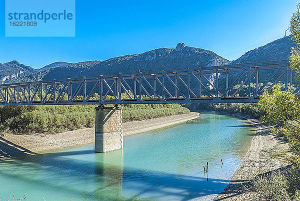 Spanien  Aragonien  Eisenbahnbrücke über den Rio Gallego  in der Nähe des Bewässerungssees von Pena