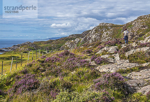 Europa  Großbritannien  Schottland  Hebriden  südöstlich der Isle of Skye  Wanderer im Moor bei Point of Sleat