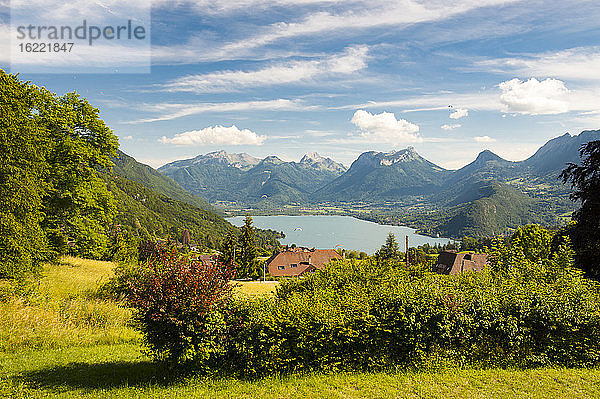 Frankreich  Savoyen  Annecy  Panoramablick auf den See  überflogen von Gleitschirmfliegern