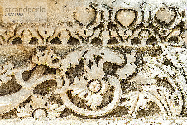 Türkei  Provinz Izmir  antike griechische Stadt Ephesus (römischer Hafen  Rolle bei der Ausbreitung des Christentums mit den Konzilien von 431 und 449)  Feigenbasrelief (UNESCO-Welterbe)