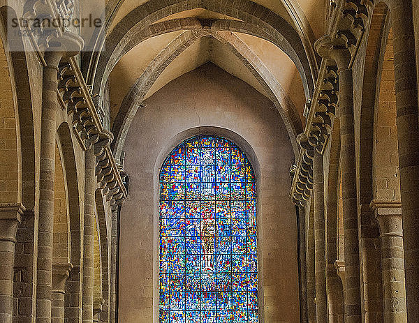 Frankreich  Limousin  Correze  Tulle  Kirchenschiff der Kathedrale Notre Dame (12.-14. Jahrhundert)  Glasmalerei (Jean-Jacques Gruber  1979)