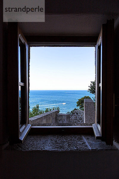 Blick auf das Meer aus einem Fenster der aragonischen Burg von Ischia  Forio  Golf von Neapel  Region Kampanien  Italien