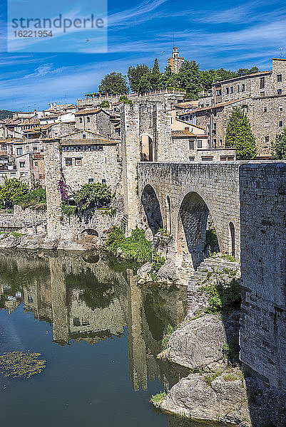 Spanien  Katalonien  Provinz Girona  Besalu  befestigte mittelalterliche Brücke über den Fluss Fluvia (11. Jahrhundert)