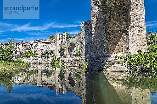 Spanien  Katalonien  Provinz Girona  Besalu  befestigte mittelalterliche Brücke über den Fluss Fluvia (11. Jahrhundert)