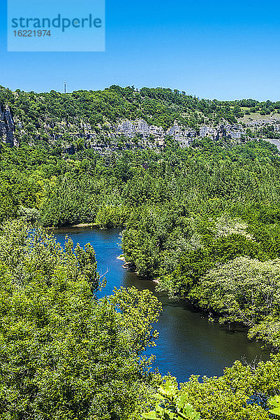 Frankreich  Okzitanien  Quercy  Lot  Martel  Blick vom Belvedere von Copeyre  die Dordogne am Cirque de Montvalent