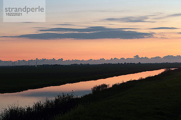 Frankreich  Bouin  85  Kanal in den Poldern bei Sonnenuntergang.