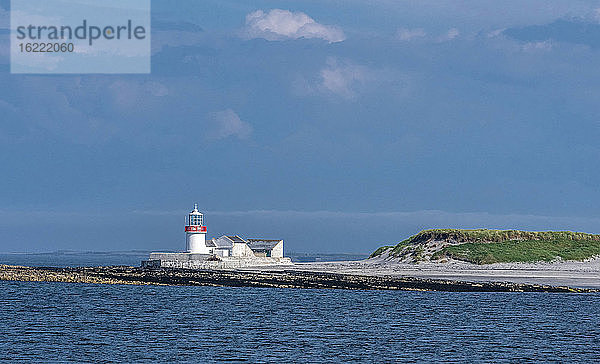 Europa  Republik Irland  Grafschaft Galway  Aran-Inseln  der Leuchtturm von Inishmore