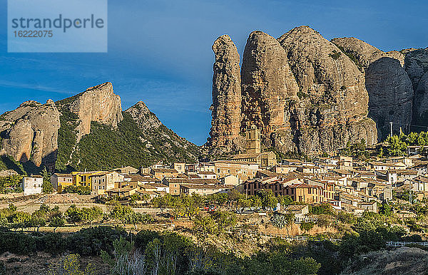 Spanien  Aragonien  Dorf und Berg von Mallos d'Aguero