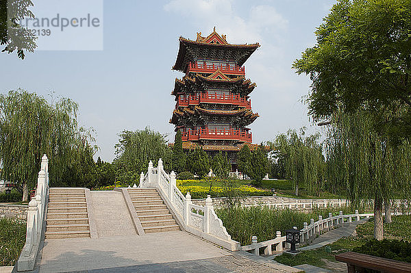 Brücke und Pagode im Millenium-Stadtpark  Kaifeng  Henan  China