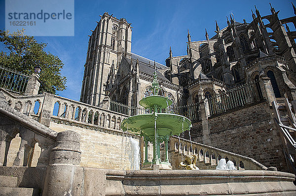 Meerjungfrauen-Brunnen an der Kathedrale  Le Mans  Frankreich