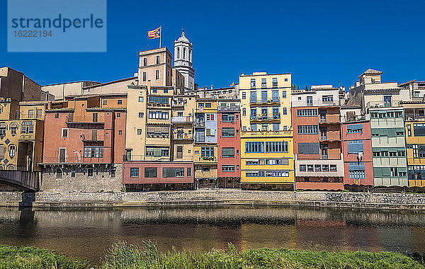 Spanien Katalonien  Girona  Fluss Onyar  bunte Fassaden der Altstadt  Fahne und Glockenturm der Kathedrale von Girona
