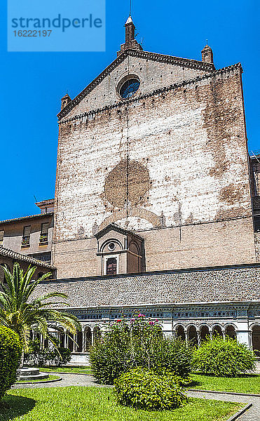 Italien  Rom  Lateranviertel  Kreuzgang im kosmischen Stil (13. Jahrhundert) mit gedrehten Säulen der Kathedrale San Giovanni in Laterano