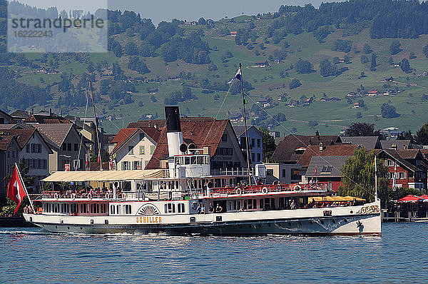 Schweiz  Kanton Luzern  am See der 4 Kantone vor dem BÃƒÂ¼rgenstock bei der Ankunft in Luzern