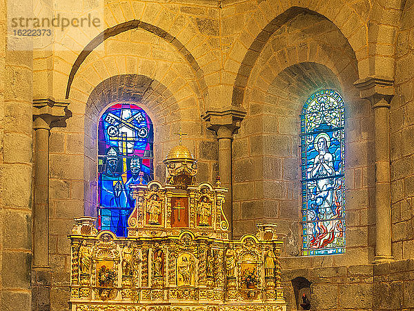 Frankreich  Limousin  Coreze  Dorf Rosiers-d'Egletons  goldener Altaraufsatz (17.-18. Jahrhundert) und Glasmalerei (19.-20. Jahrhundert) der Kirche Sainte-Croix (Historisches Denkmal)