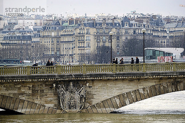 Europa  Ile de France  Frankreich  Paris  die überlaufende Seine im Januar 2018. Die Pont des Invalides.