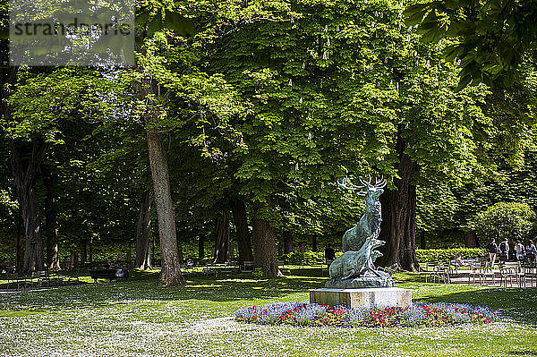 Hirschskulptur als Allegorie auf die Jagdzeit  Luxemburger Gärten  Paris  Frankreich