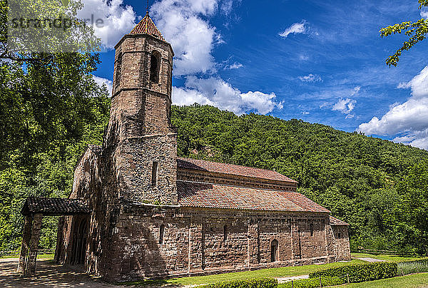 Spanien  Katalonien  Comarque de Ripolles  Pyrenäen  Vulkangebiet Garrotxa  Kirche des alten romanischen Klosters Sant Joan les Fonts