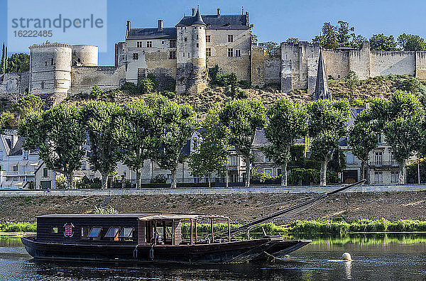 Frankreich  Zentral-Val de Loire  Indre-et-Loire  Königliche Festung von Chinon  Vienne und Boot.