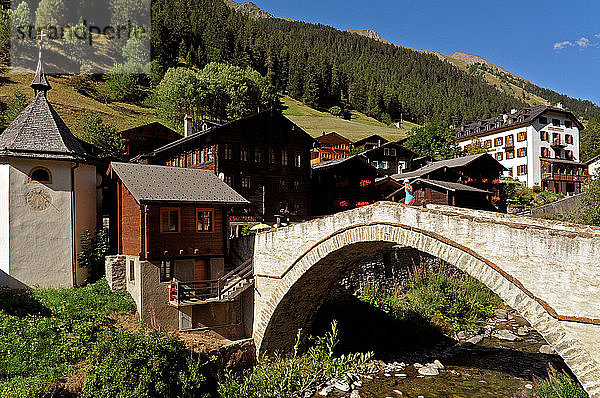 Schweiz  Kanton Wallis  Binntal  Dorf Binn  seine berühmte Brücke über den Fluss Binn