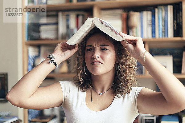 Mädchen im Teenageralter und der Alltag. Lesen