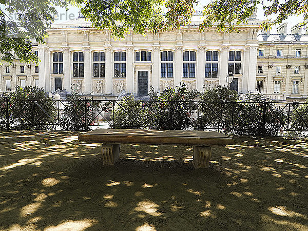 Der Dauphine-Platz bietet Schatten unter Bäumen vor dem Justizpalast  Paris  Frankreich