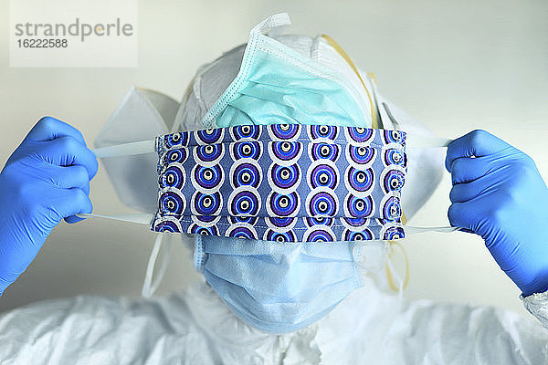 Schutz gegen Coronavirus. Alternative Stoffmaske. Mann mit verschiedenen Arten von Masken.