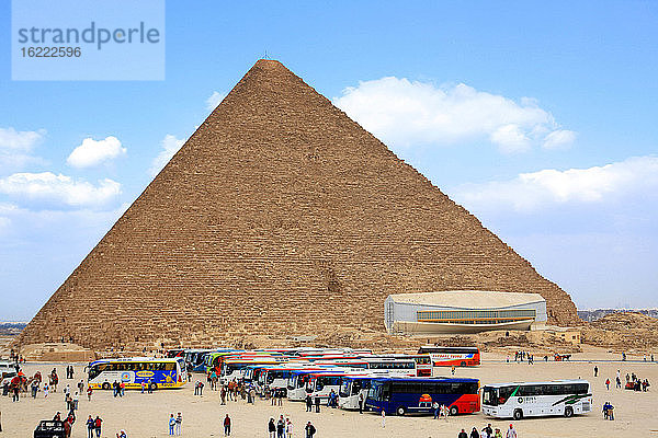 Ägypten  Kairo  Touristen vor der Pyramide von Kheops.
