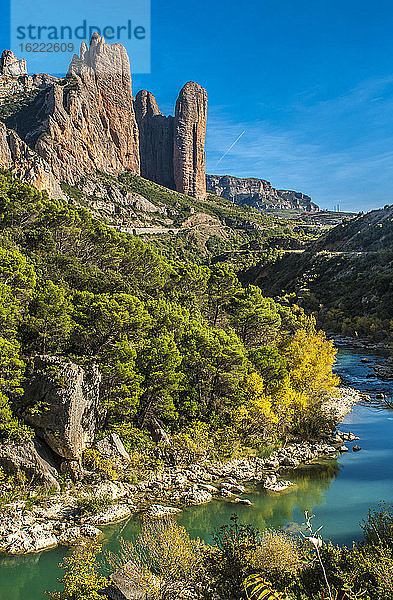 Spanien  Aragonien  Rio Gallego und Berg Mallos de Riglos