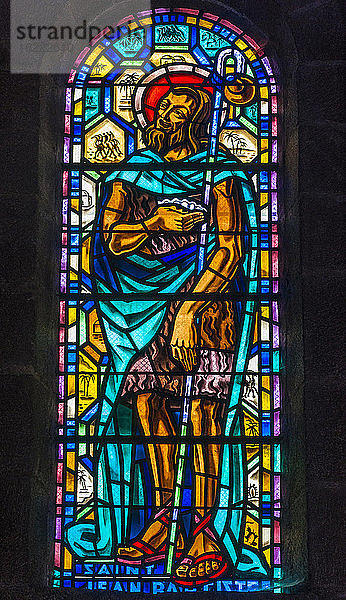 Frankreich  Limousin  Correze  Meymac  Abteikirche Saint Andre (11.-12. Jh.  historisches Denkmal) Glasmalerei mit der Darstellung von Jona dem Täufer