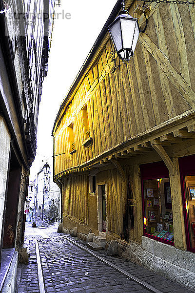 Europa  Frankreich  Bourgogne Franche Comte  Nievre  Clamecy  alte mittelalterliche Straße mit einem alten Holzhaus und einer Buchhandlung