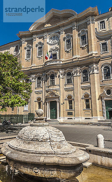 Italien  Rom  Piazza Navona  Piazza della Chiesa Nuova  Brunnen und Oratorium der Philippinen (17. Jahrhundert  von Borromini)