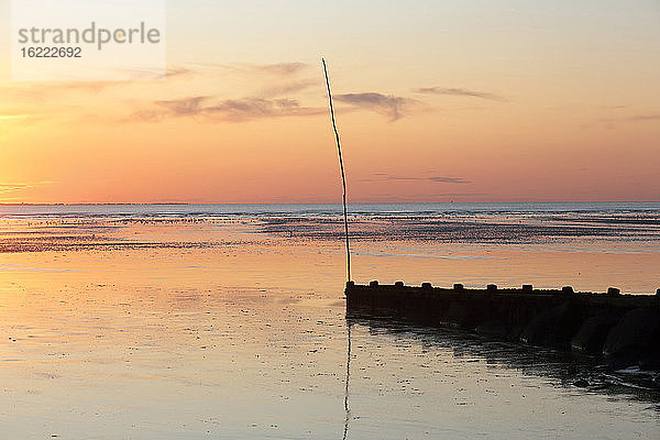 Frankreich  Bourgneuf-Bucht  Les Moutiers-en-Retz  44  Sonnenuntergang bei Ebbe.