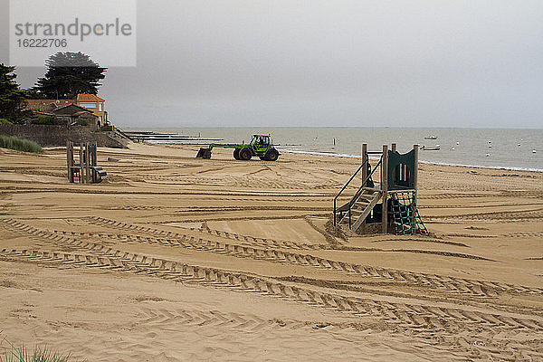 Frankreich  La Bernerie-en-Retz  44  Maschinen am Strand im Herbst